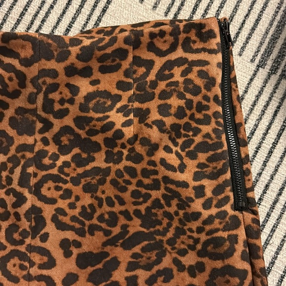 Forever 21 Suede Leopard print hot pants - Picture 2 of 4